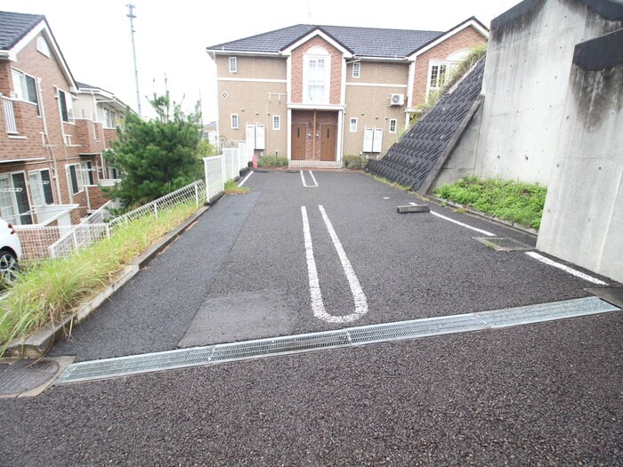 物件外観写真3　(駐車場)