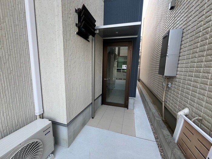 物件外観写真5　(エントランス部分)