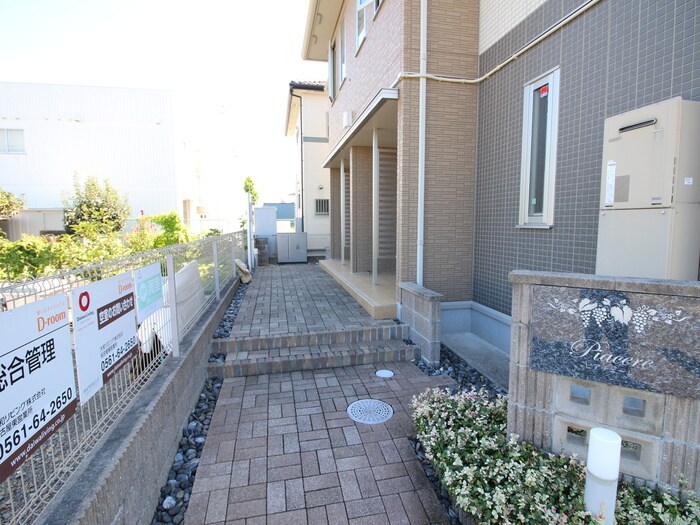 物件外観写真4　(エントランス部分)