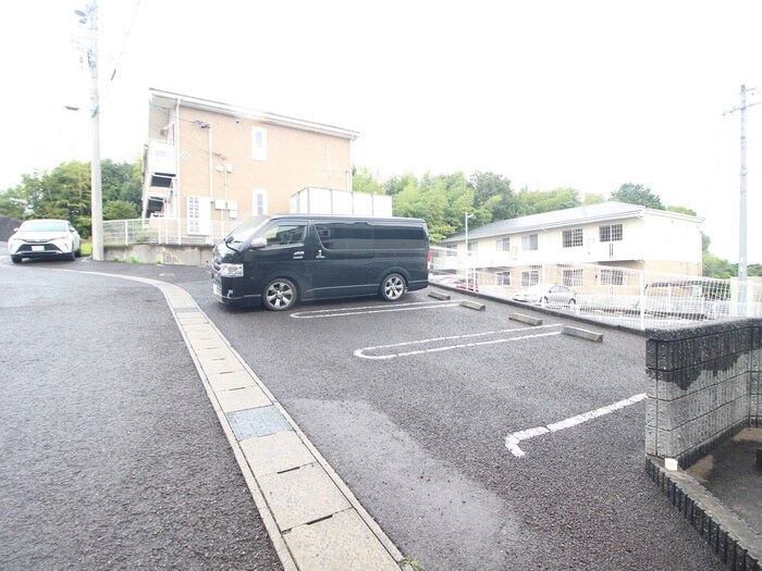 物件外観写真3　(駐車場)