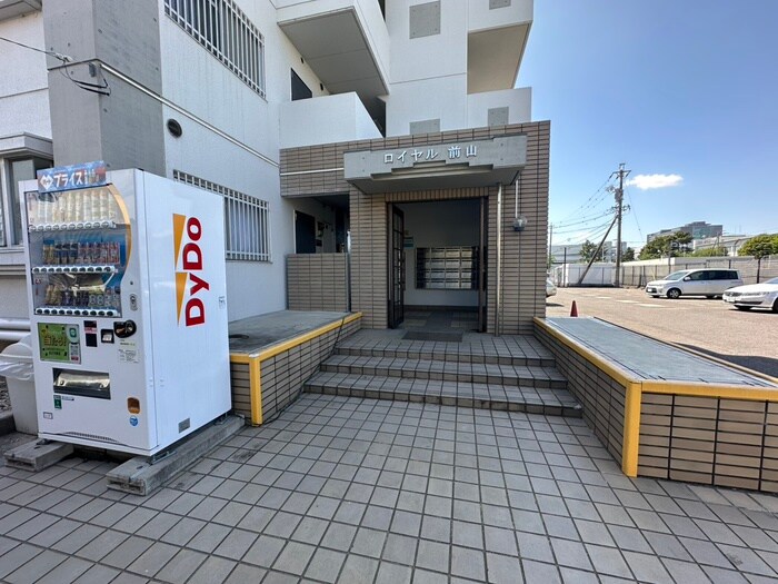 物件外観写真3　(エントランス部分)