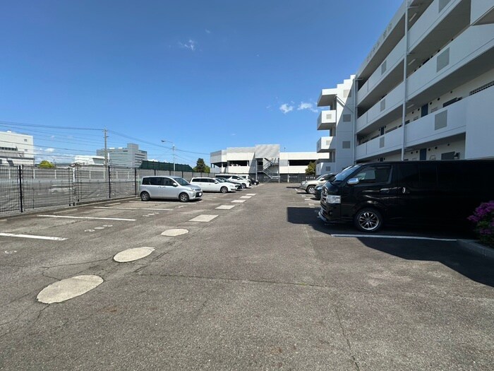物件外観写真4　(駐車場)