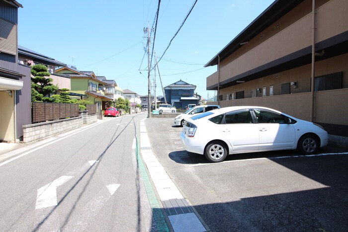 物件外観写真4　(駐車場)