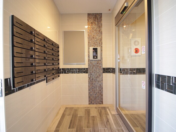 物件外観写真5　(エントランス部分)