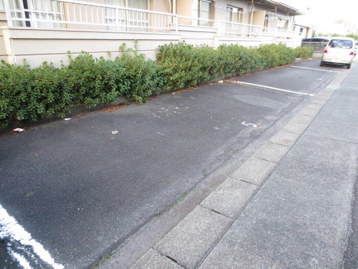 物件外観写真5　(駐車場)