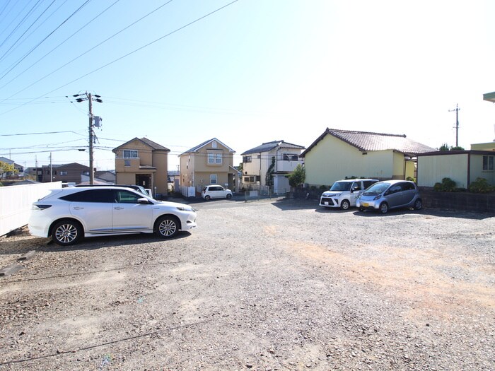 物件外観写真3　(駐車場)