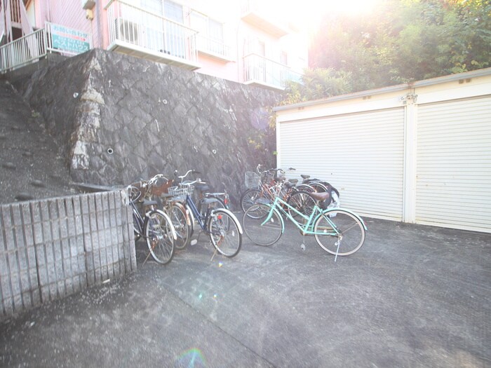 物件外観写真4　(駐輪場)