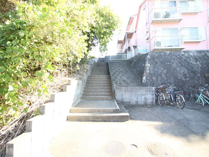 物件外観写真6　(エントランス部分)