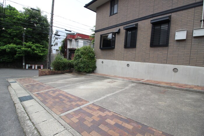 物件外観写真4　(駐車場)