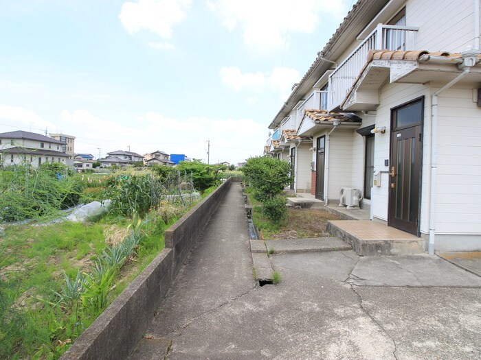 物件外観写真6　(エントランス部分)