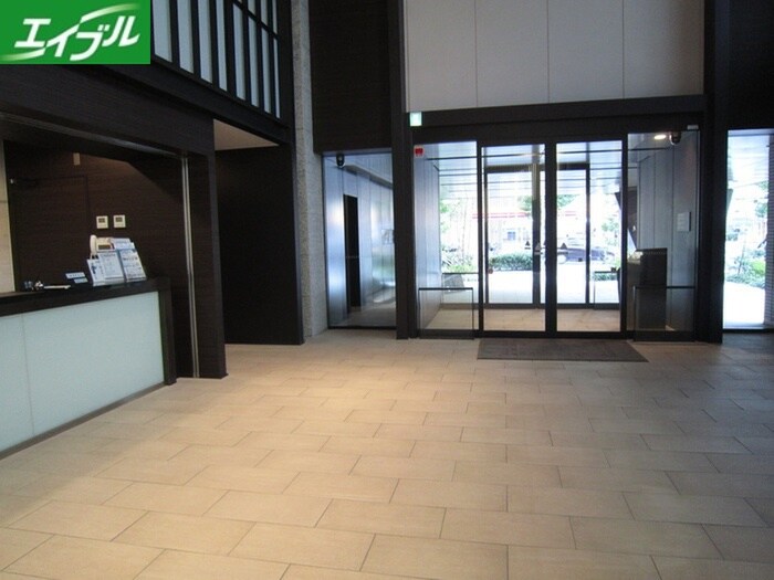 物件外観写真2　(エントランス部分)