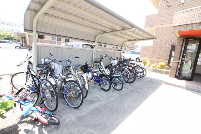 物件外観写真3　(駐車場)