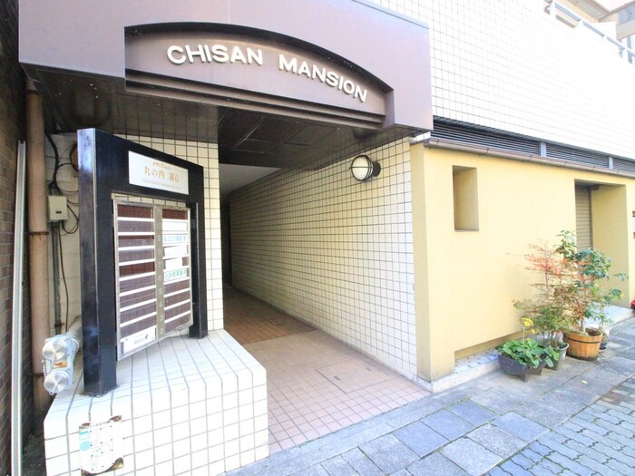 物件外観写真2　(エントランス部分)