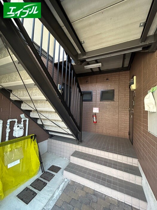 物件外観写真4　(エントランス部分)
