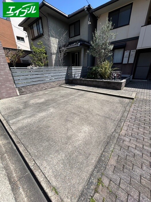 物件外観写真5　(駐車場)