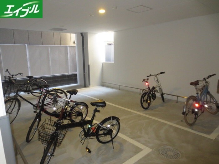 物件外観写真3　(駐輪場)
