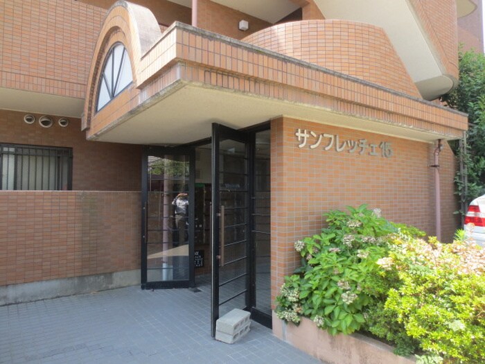 物件外観写真3　(エントランス部分)