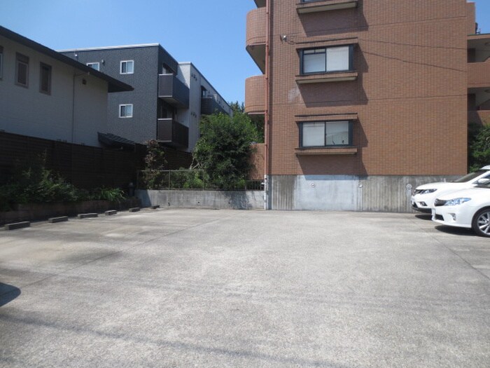 物件外観写真6　(駐車場)