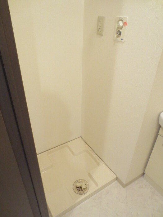 物件内観写真14　(洗濯機置場)