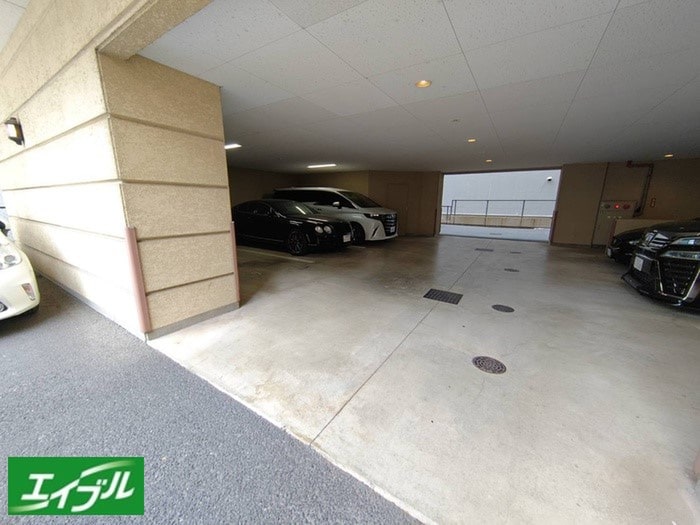 物件外観写真3　(駐車場)