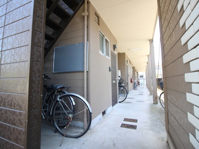 物件外観写真4　(エントランス部分)