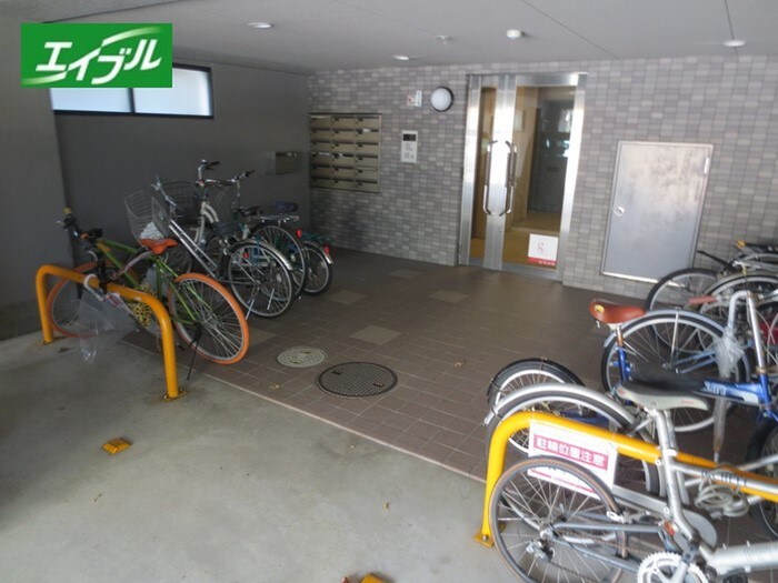 物件外観写真3　(駐輪場)