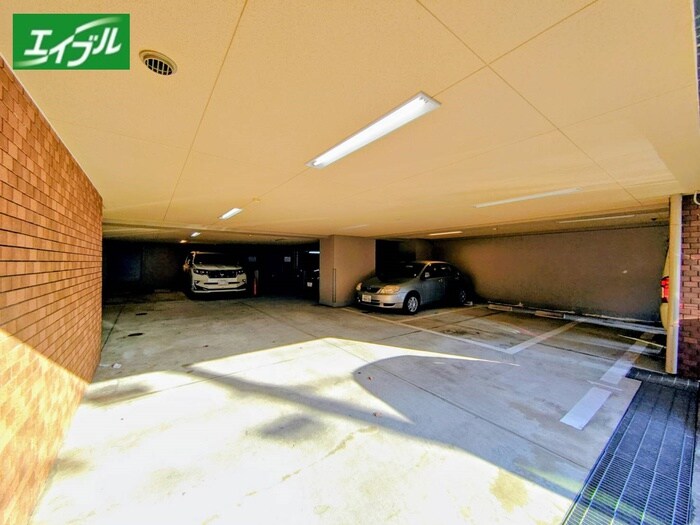 物件外観写真3　(駐車場)