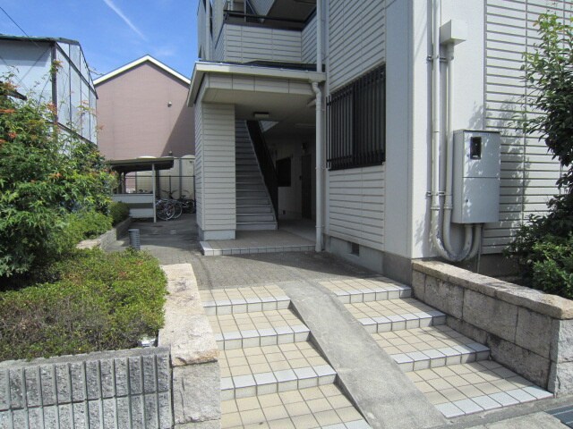 物件外観写真2　(エントランス部分)