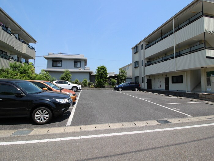 物件外観写真4　(駐車場)