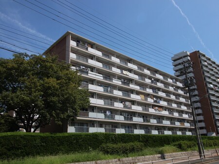 中駒九番団地６号棟外観写真
