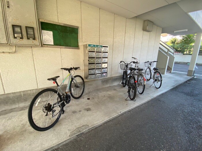 物件外観写真2　(駐輪場)
