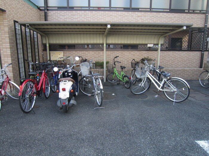 物件外観写真2　(駐輪場)