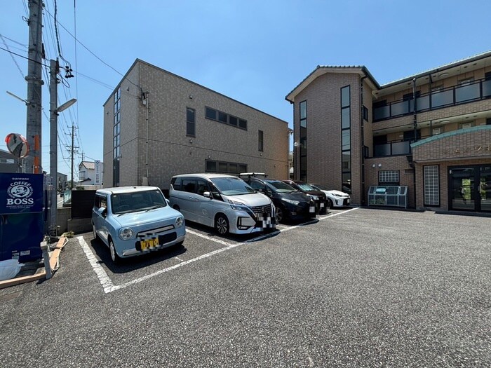 物件外観写真3　(駐車場)