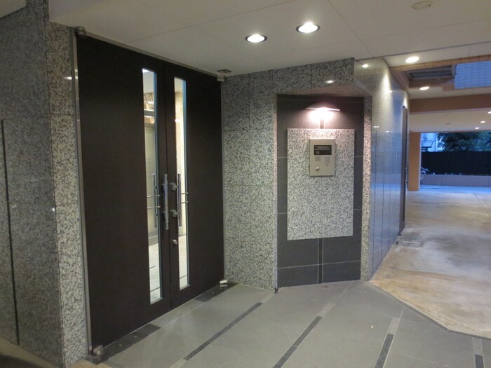 物件外観写真2　(エントランス部分)