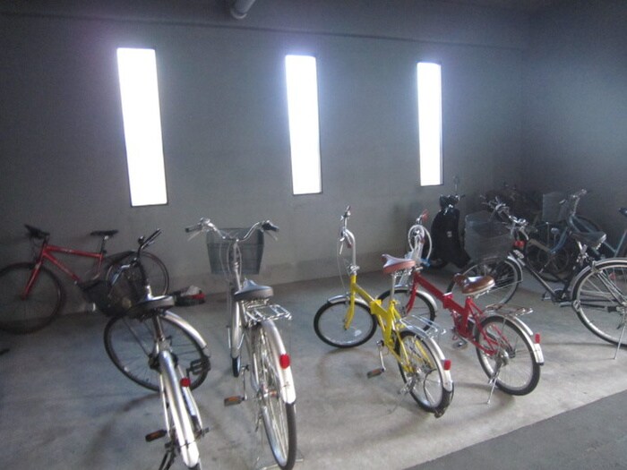 物件外観写真4　(駐輪場)