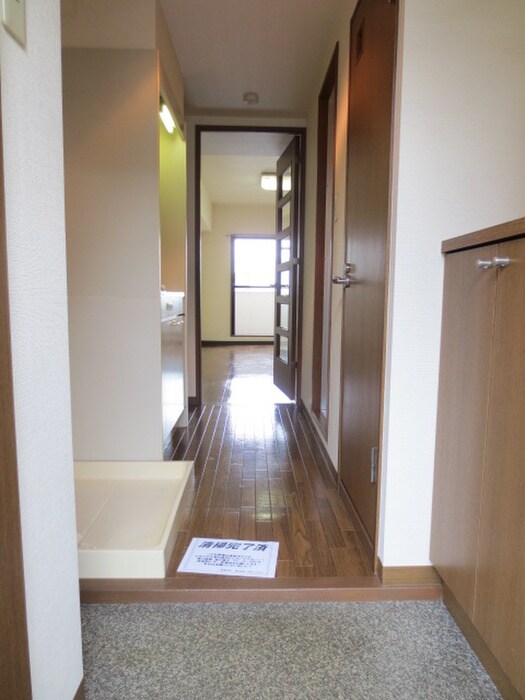 物件内観写真7　(玄関)