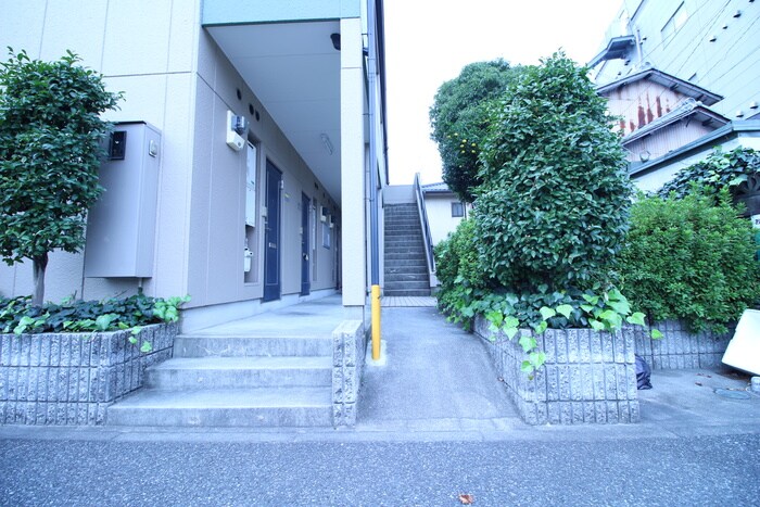 物件外観写真4　(エントランス部分)