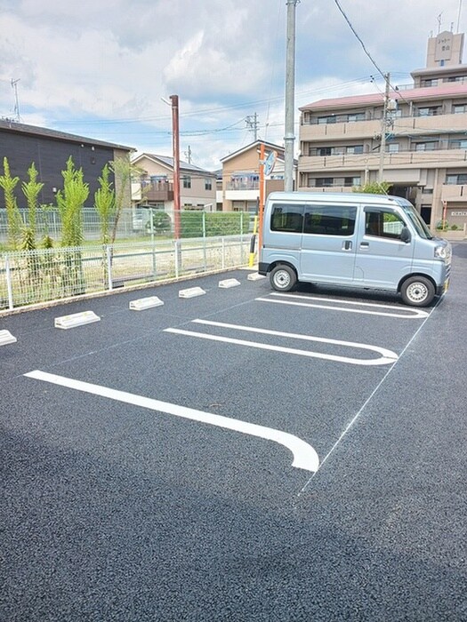 物件外観写真3　(駐車場)