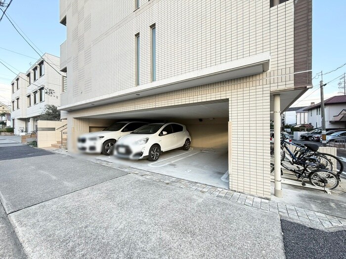 物件外観写真6　(駐車場)