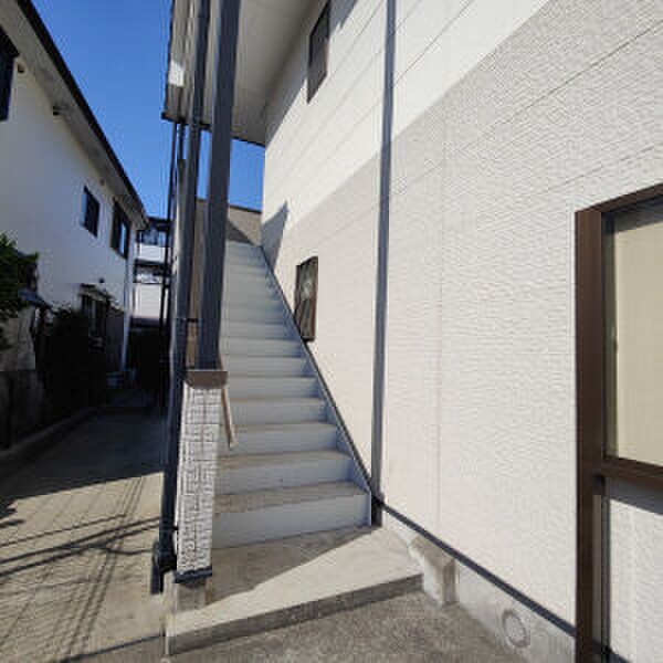 物件外観写真2　(エントランス部分)