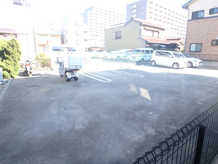 物件外観写真5　(駐車場)