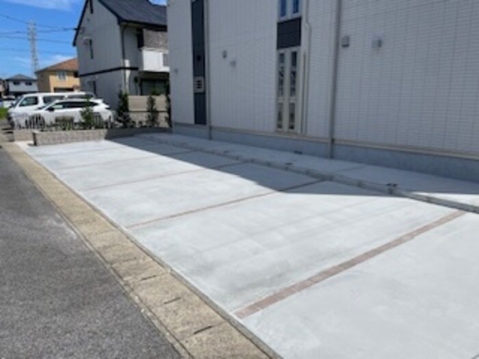 物件外観写真2　(駐車場)