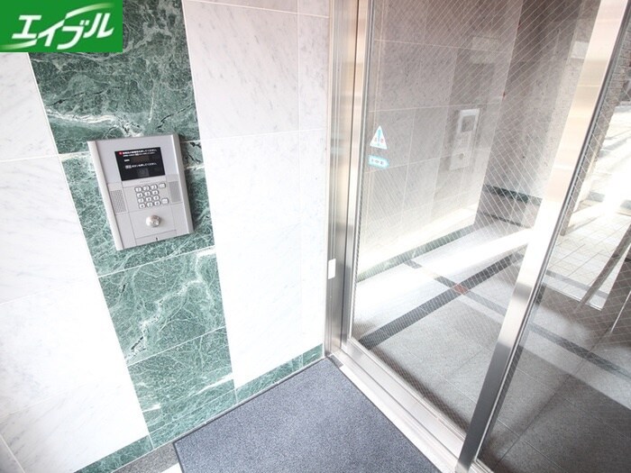 物件外観写真6　(エントランス部分)