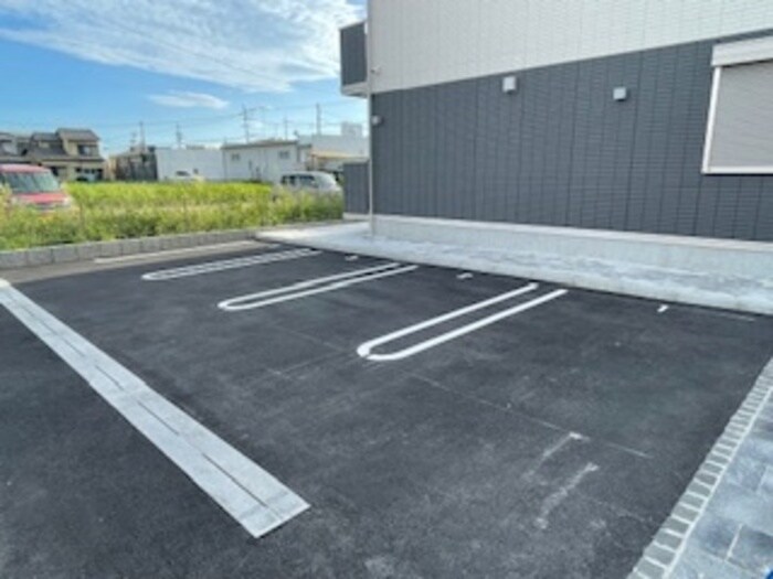 物件外観写真2　(駐車場)