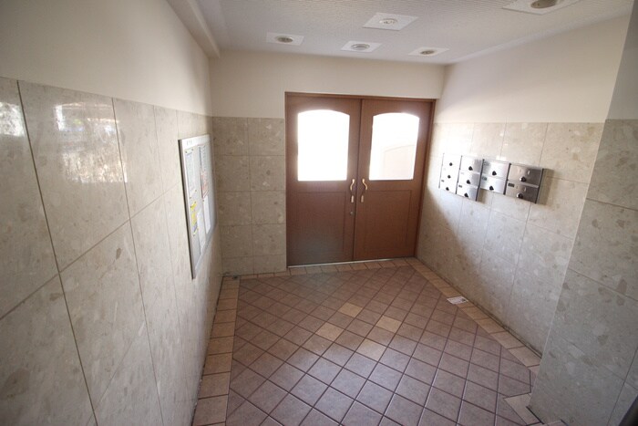 物件外観写真6　(エントランス部分)