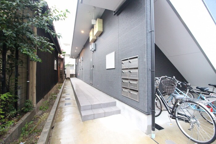 物件外観写真5　(エントランス部分)