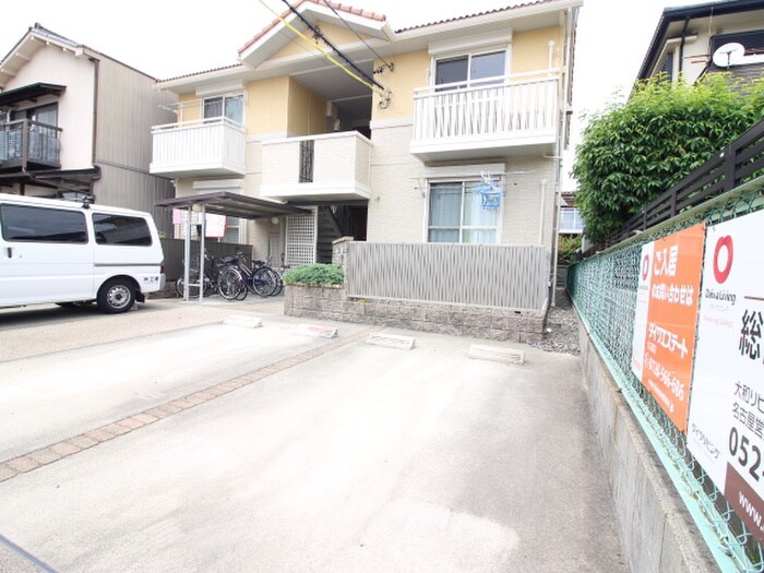 物件外観写真5　(駐車場)