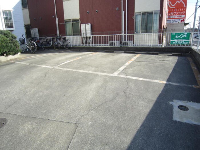 シャンブル八事の駐車場