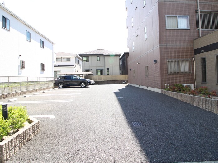 物件外観写真5　(駐車場)