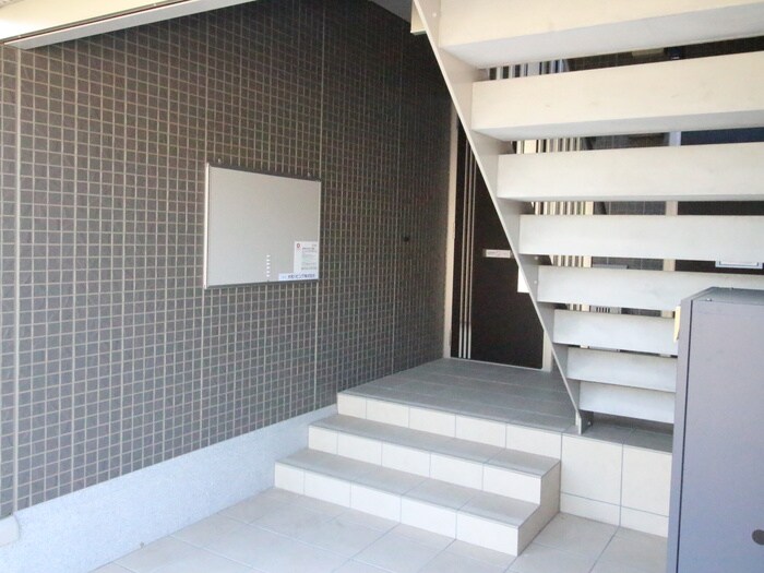 物件外観写真2　(エントランス部分)